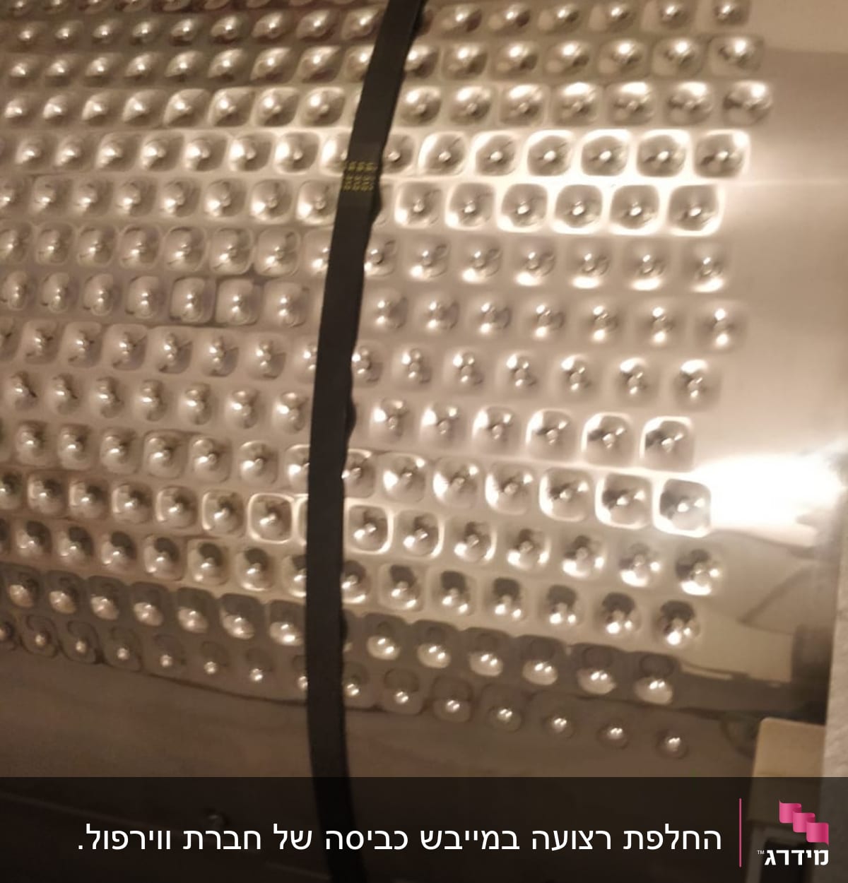 תוף מתכת עם חורים וכבלים חשמליים צבעוניים